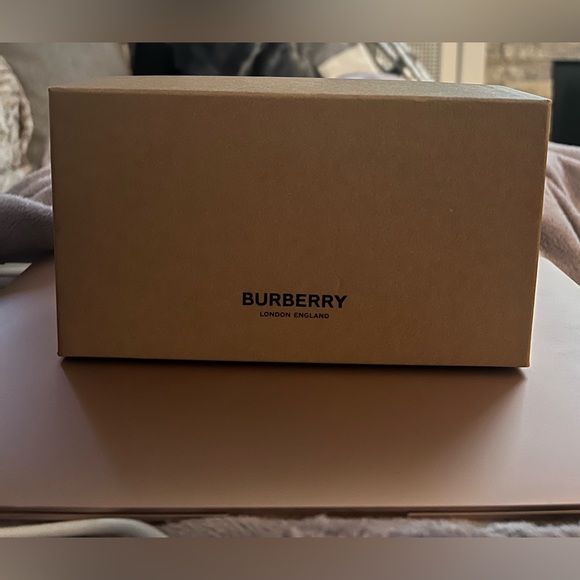 Burberry NEVER WORN cat eye sunglasses - Picture 6 of 9